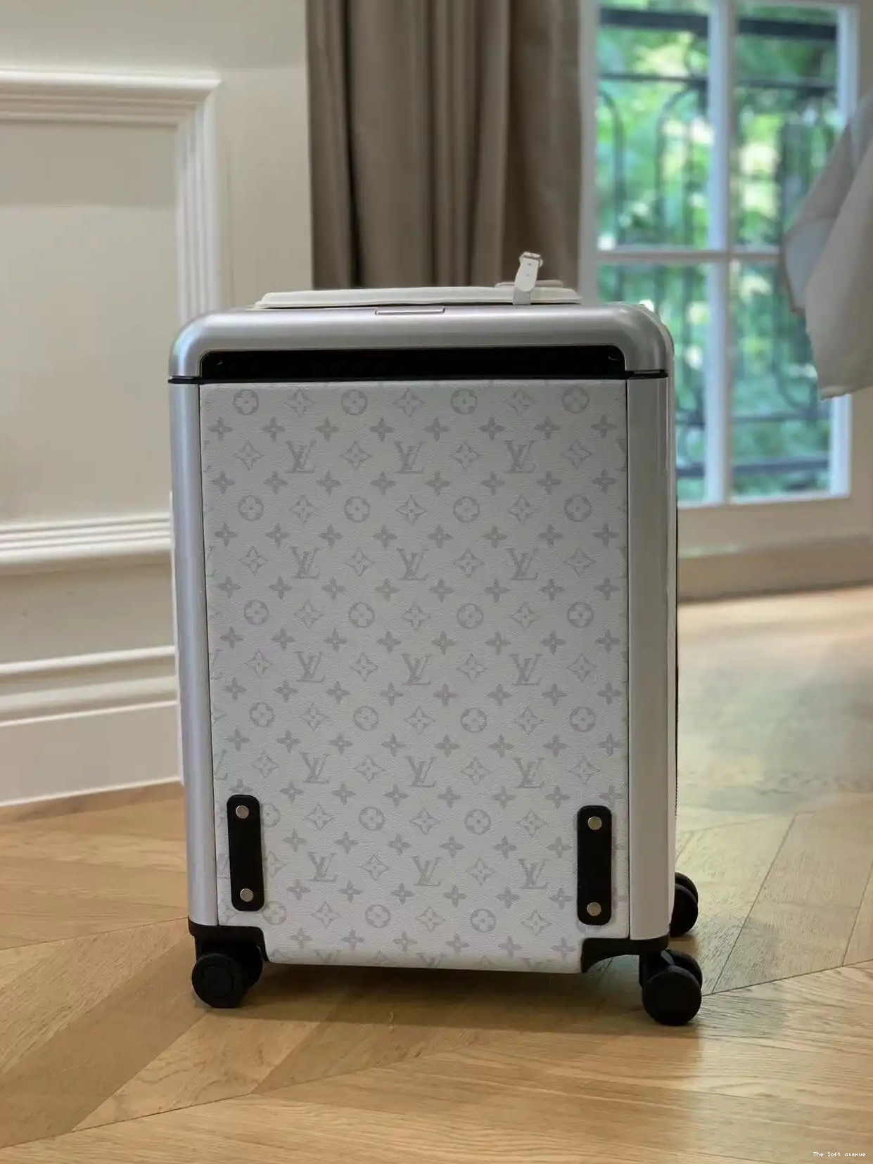 WHITE HORIZON TAIGARAMA CABIN 55 SUITCASE CUSTOM 37L 0528